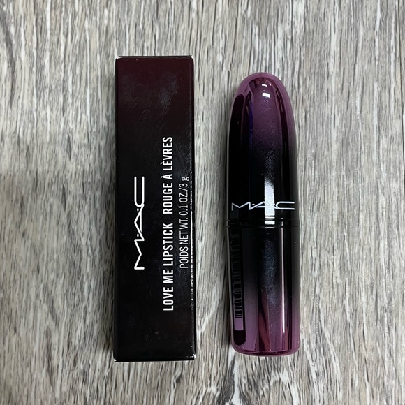 MAC Love Me lipstick, La Femme. - Picture 9 of 9